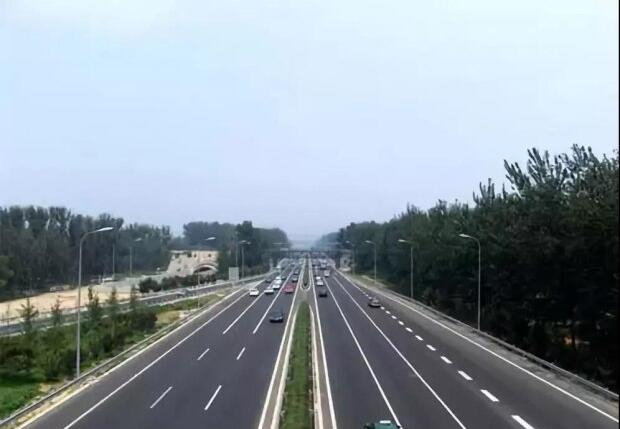 間斷性踩油門的操作，能讓我們在行駛時省油嗎？