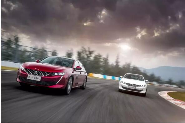 路面是黃虛線時(shí) 超車(chē)要注意什么！